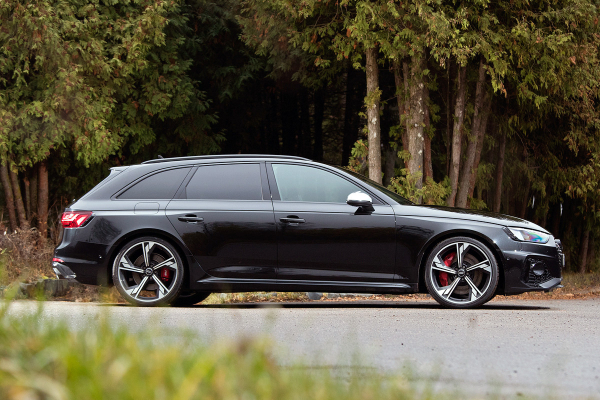 Audi RS 4 Avant на полигоне (и заочное сравнение с BMW M3 Touring) Audi RS 4 Avant на полигоне (и заочное сравнение с BMW M3 Touring)