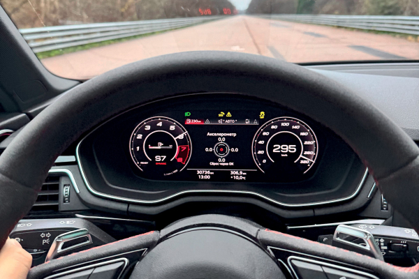 Audi RS 4 Avant на полигоне (и заочное сравнение с BMW M3 Touring) Audi RS 4 Avant на полигоне (и заочное сравнение с BMW M3 Touring)