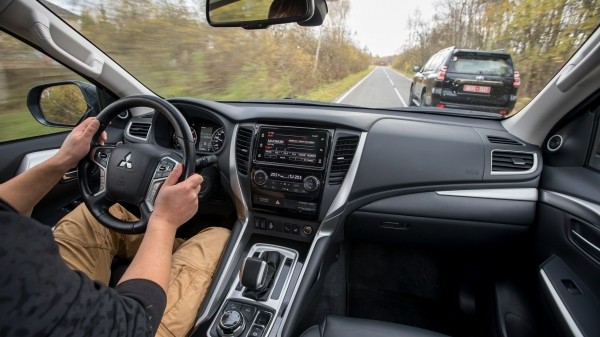 Обгоняем Pajero Sport на рамнике Toyota Land Cruiser Prado Обгоняем Pajero Sport на рамнике Toyota Land Cruiser Prado