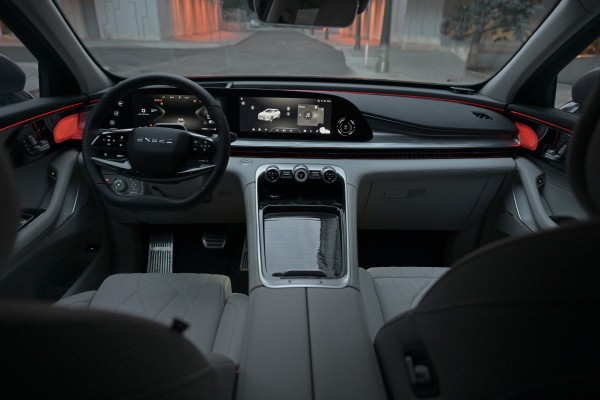 Главенство пассажира, нервная подвеска и мелкие шрифты: тест-драйв Exeed RX Главенство пассажира, нервная подвеска и мелкие шрифты: тест-драйв Exeed RX