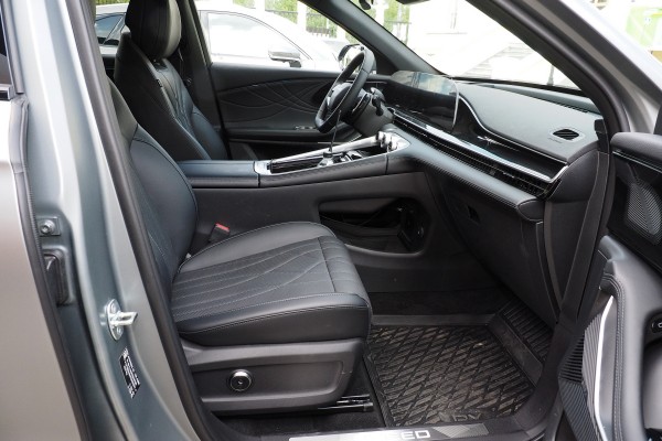 Главенство пассажира, нервная подвеска и мелкие шрифты: тест-драйв Exeed RX Главенство пассажира, нервная подвеска и мелкие шрифты: тест-драйв Exeed RX