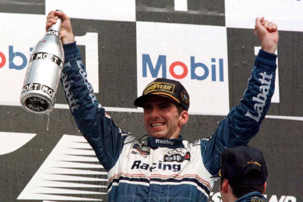 Опрос для болельщиков: кто из чемпионов Формулы-1 меньше всего заслужил титул Опрос для болельщиков: кто из чемпионов Формулы-1 меньше всего заслужил титул