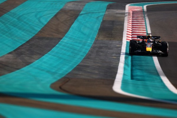 Норрис быстрее всех в свободных заездах Гран-при Абу-Даби Ф-1 2025, Ферстаппен и Пиастри позади Норрис быстрее всех в свободных заездах Гран-при Абу-Даби Ф-1 2025, Ферстаппен и Пиастри позади