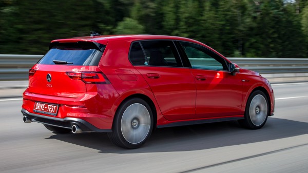 Оставляем добрый Volkswagen Golf GTI ради злого Mini JCW Оставляем добрый Volkswagen Golf GTI ради злого Mini JCW