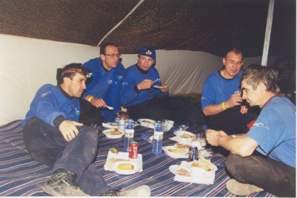 Юбилейное интервью со знаменитым штурманом КАМАЗ-мастер Айдаром Беляевым — истории с Дакара, биография, байки, фото Юбилейное интервью со знаменитым штурманом КАМАЗ-мастер Айдаром Беляевым — истории с Дакара, биография, байки, фото