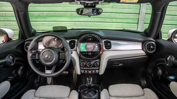 Оставляем добрый Volkswagen Golf GTI ради злого Mini JCW Оставляем добрый Volkswagen Golf GTI ради злого Mini JCW