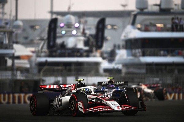 Норрис быстрее всех в свободных заездах Гран-при Абу-Даби Ф-1 2025, Ферстаппен и Пиастри позади Норрис быстрее всех в свободных заездах Гран-при Абу-Даби Ф-1 2025, Ферстаппен и Пиастри позади