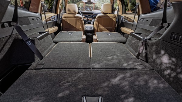 Пылим по марокканским дорогам на кроссовере Cadillac XT6 Пылим по марокканским дорогам на кроссовере Cadillac XT6