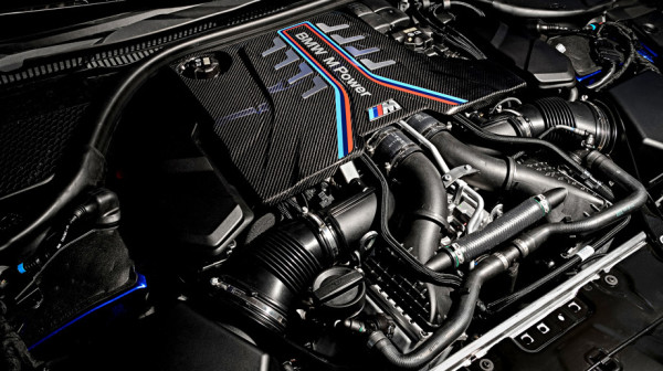 Разгоняем тормозами купе и кабриолет BMW M8 Competition Разгоняем тормозами купе и кабриолет BMW M8 Competition