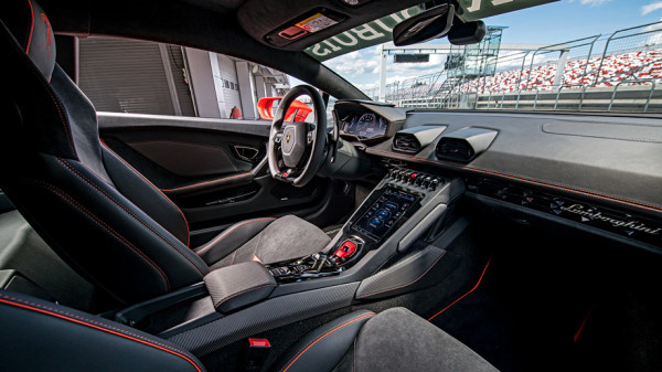 Легко сходимся с&nbsp;берлинеттой Lamborghini Huracan Evo