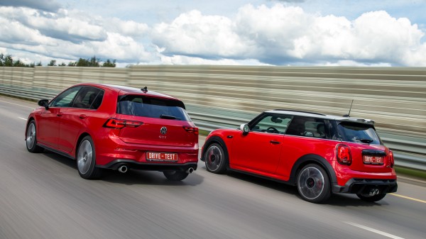 Оставляем добрый Volkswagen Golf GTI ради злого Mini JCW Оставляем добрый Volkswagen Golf GTI ради злого Mini JCW