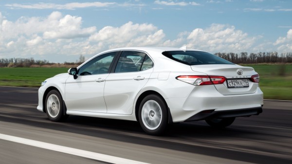 Выделяем базовый среди обновлённых седанов Camry Выделяем базовый среди обновлённых седанов Camry