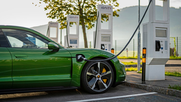 Разряжаем 800-вольтовые седаны Porsche Taycan Разряжаем 800-вольтовые седаны Porsche Taycan