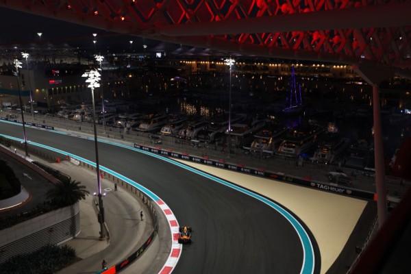 Норрис быстрее всех в свободных заездах Гран-при Абу-Даби Ф-1 2025, Ферстаппен и Пиастри позади Норрис быстрее всех в свободных заездах Гран-при Абу-Даби Ф-1 2025, Ферстаппен и Пиастри позади