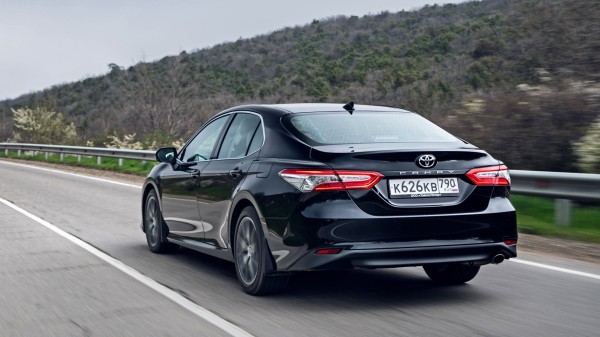 Выделяем базовый среди обновлённых седанов Camry Выделяем базовый среди обновлённых седанов Camry