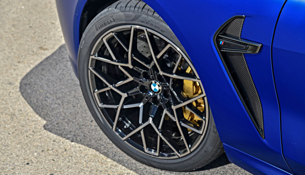 Разгоняем тормозами купе и кабриолет BMW M8 Competition Разгоняем тормозами купе и кабриолет BMW M8 Competition