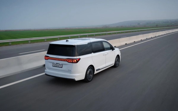 Хочет быть премиальнее. Тест китайского вэна JAC RF8 российской сборки
Хочет быть премиальнее. Тест китайского вэна JAC RF8 российской сборки