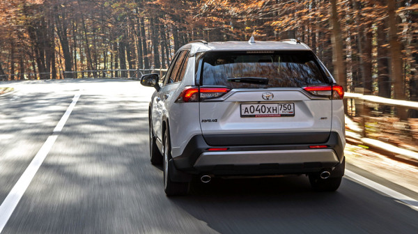 Находим заносчивым кроссовер Toyota RAV4 пятого поколения