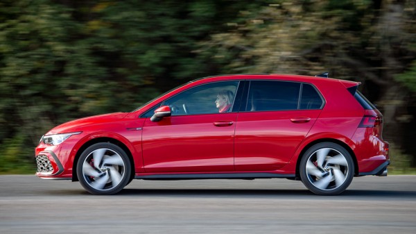 Оставляем добрый Volkswagen Golf GTI ради злого Mini JCW Оставляем добрый Volkswagen Golf GTI ради злого Mini JCW