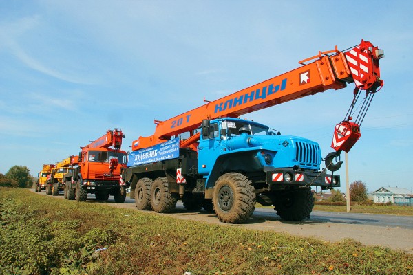 Ход крабом: знакомимся со стотонным автокраном Галичанин Ход крабом: знакомимся со стотонным автокраном Галичанин