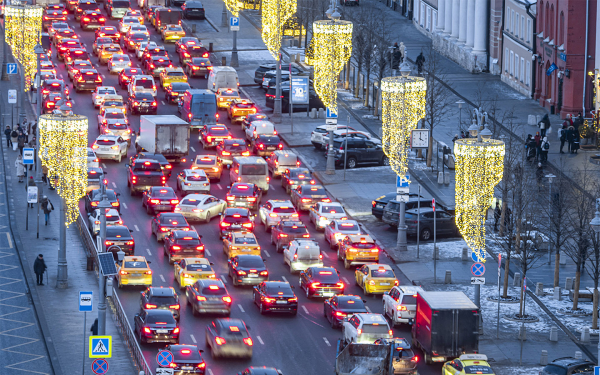 
            Москва встала в &laquo;новогодних пробках&raquo;. Когда ожидается пик
        