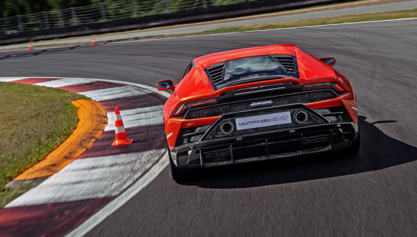 Легко сходимся с&nbsp;берлинеттой Lamborghini Huracan Evo