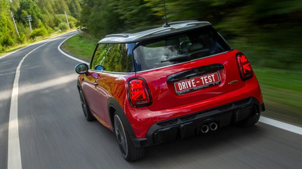 Оставляем добрый Volkswagen Golf GTI ради злого Mini JCW Оставляем добрый Volkswagen Golf GTI ради злого Mini JCW