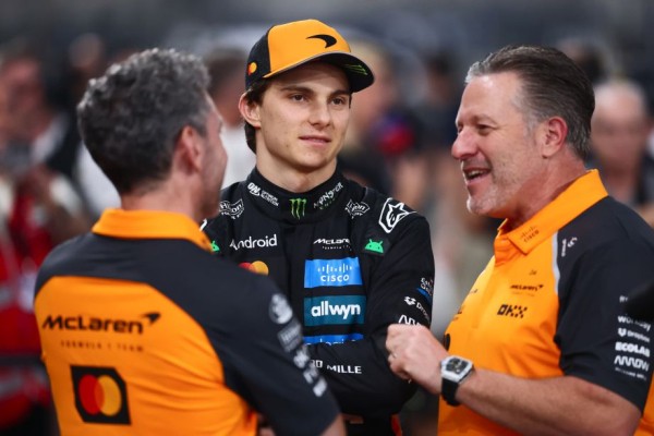 Норрис быстрее всех в свободных заездах Гран-при Абу-Даби Ф-1 2025, Ферстаппен и Пиастри позади Норрис быстрее всех в свободных заездах Гран-при Абу-Даби Ф-1 2025, Ферстаппен и Пиастри позади