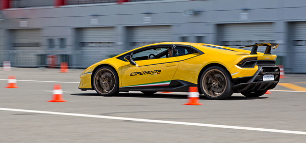 Легко сходимся с&nbsp;берлинеттой Lamborghini Huracan Evo
