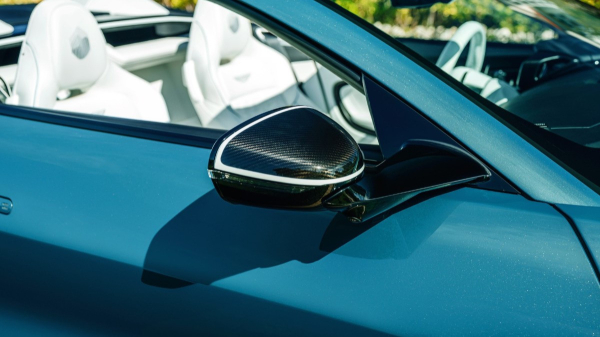 Уникальный Aston Martin Vanquish Volante Wave Edition построили в благотворительных целях