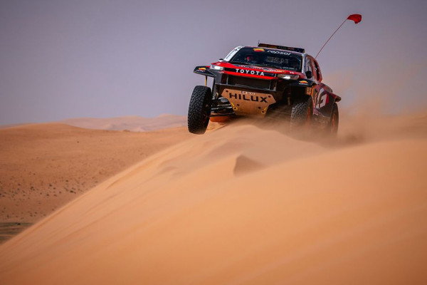 Шестой этап ралли Дакар-2026: Мацик потерял лидерство у грузовиков, Аль-Аттия возглавил зачёт внедорожников
