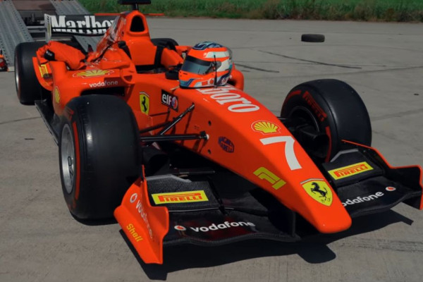 В Чехии поймали пилота, ездившего на гоночном болиде по обычным дорогам &mdash; видео, что это за машина