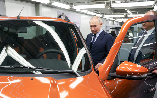 
            &laquo;Тащить за уши&raquo;. 5 громких заявлений властей об автопроме в 2025 году
        