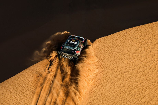 Девятый этап ралли Дакар 2026: Рома лидирует, Сайнс-старший второй, у Аль-Аттии проблемы, Мацик и Лопрайс столкнулись в дюнах Девятый этап ралли Дакар 2026: Рома лидирует, Сайнс-старший второй, у Аль-Аттии проблемы, Мацик и Лопрайс столкнулись в дюнах
