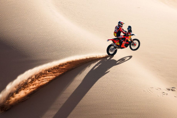 Восьмой этап ралли Дакар 2026: Бенавидес вышел в лидеры, Аль-Аттия потерял три минуты, победа Классен Восьмой этап ралли Дакар 2026: Бенавидес вышел в лидеры, Аль-Аттия потерял три минуты, победа Классен