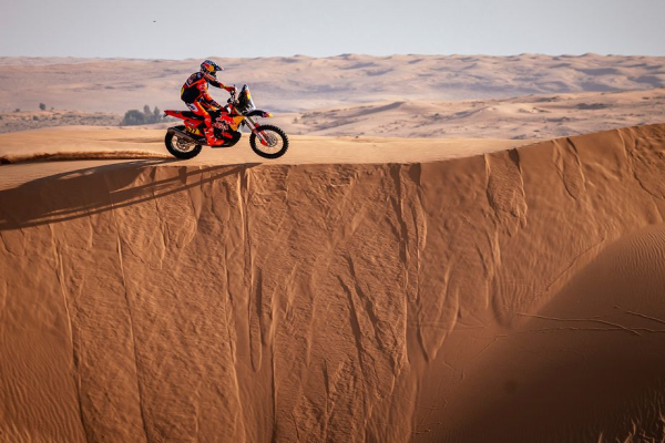 Шестой этап ралли Дакар-2026: Мацик потерял лидерство у грузовиков, Аль-Аттия возглавил зачёт внедорожников