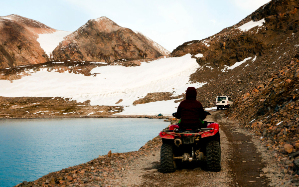 
            Лед вместо дорог. На каких автомобилях и как ездят в Гренландии
        