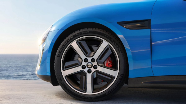 Седан Xiaomi SU7: обновление и новый мировой рекорд