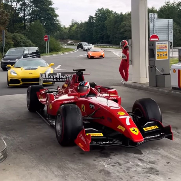 В Чехии поймали пилота, ездившего на гоночном болиде по обычным дорогам &mdash; видео, что это за машина