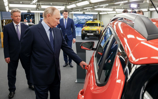 «Тащить за уши». 5 громких заявлений властей об автопроме в 2025 году
«Тащить за уши». 5 громких заявлений властей об автопроме в 2025 году