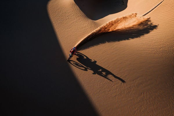 Девятый этап ралли Дакар 2026: Рома лидирует, Сайнс-старший второй, у Аль-Аттии проблемы, Мацик и Лопрайс столкнулись в дюнах Девятый этап ралли Дакар 2026: Рома лидирует, Сайнс-старший второй, у Аль-Аттии проблемы, Мацик и Лопрайс столкнулись в дюнах