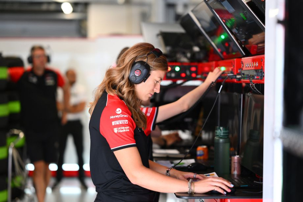 Шестой поворот трассы Альберт-парк переименуют в честь гоночного инженера Хааса Лауры Мюллер и Ханны Шмитц из Ред Булл Шестой поворот трассы Альберт-парк переименуют в честь гоночного инженера Хааса Лауры Мюллер и Ханны Шмитц из Ред Булл