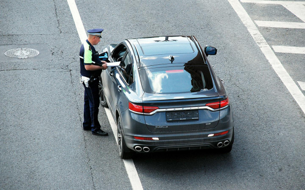 
            Юристы раскритиковали штрафы за езду без номеров. Как это возможно
        