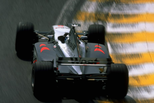 История чемпионской машины Макларена MP4/13 &mdash; Ньюи, особенности конструкции шасси и мотора Мерседес, шины Бриджстоун, Хаккинен