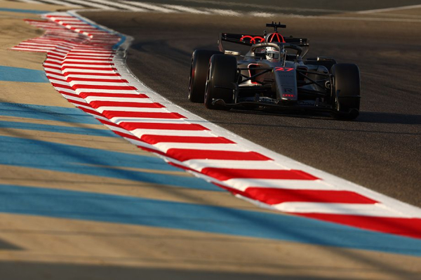 Тесты Формулы-1 в Бахрейне: Мерседес опередил Феррари, Макларен и Ред Булл, у Астон Мартин — проблемы Тесты Формулы-1 в Бахрейне: Мерседес опередил Феррари, Макларен и Ред Булл, у Астон Мартин — проблемы