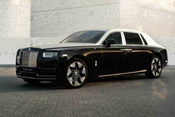 Уникальный Rolls-Royce Phantom Arabesque обрел лазерную гравировку на капоте Уникальный Rolls-Royce Phantom Arabesque обрел лазерную гравировку на капоте