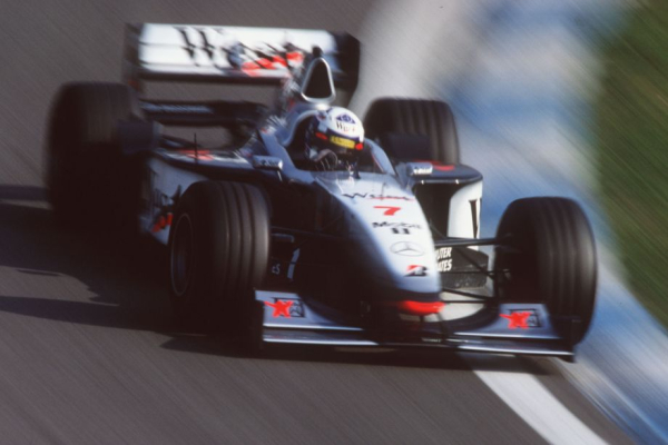 История чемпионской машины Макларена MP4/13 &mdash; Ньюи, особенности конструкции шасси и мотора Мерседес, шины Бриджстоун, Хаккинен