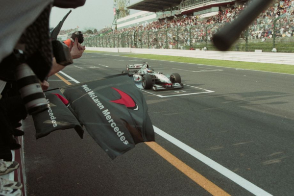 История чемпионской машины Макларена MP4/13 &mdash; Ньюи, особенности конструкции шасси и мотора Мерседес, шины Бриджстоун, Хаккинен