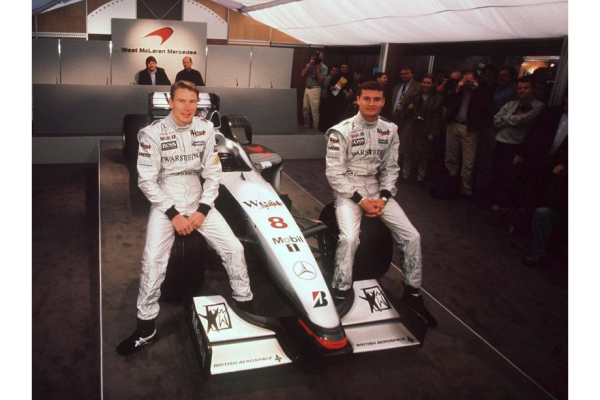 История чемпионской машины Макларена MP4/13 &mdash; Ньюи, особенности конструкции шасси и мотора Мерседес, шины Бриджстоун, Хаккинен