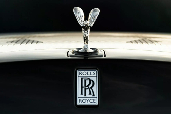 Уникальный Rolls-Royce Phantom Arabesque обрел лазерную гравировку на капоте Уникальный Rolls-Royce Phantom Arabesque обрел лазерную гравировку на капоте